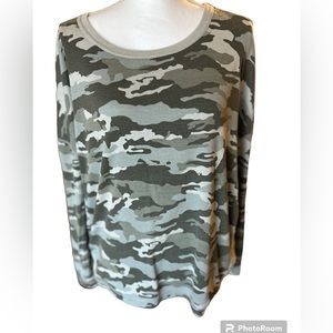 Evereve camo knit long sleeve top with side snap details, size large.